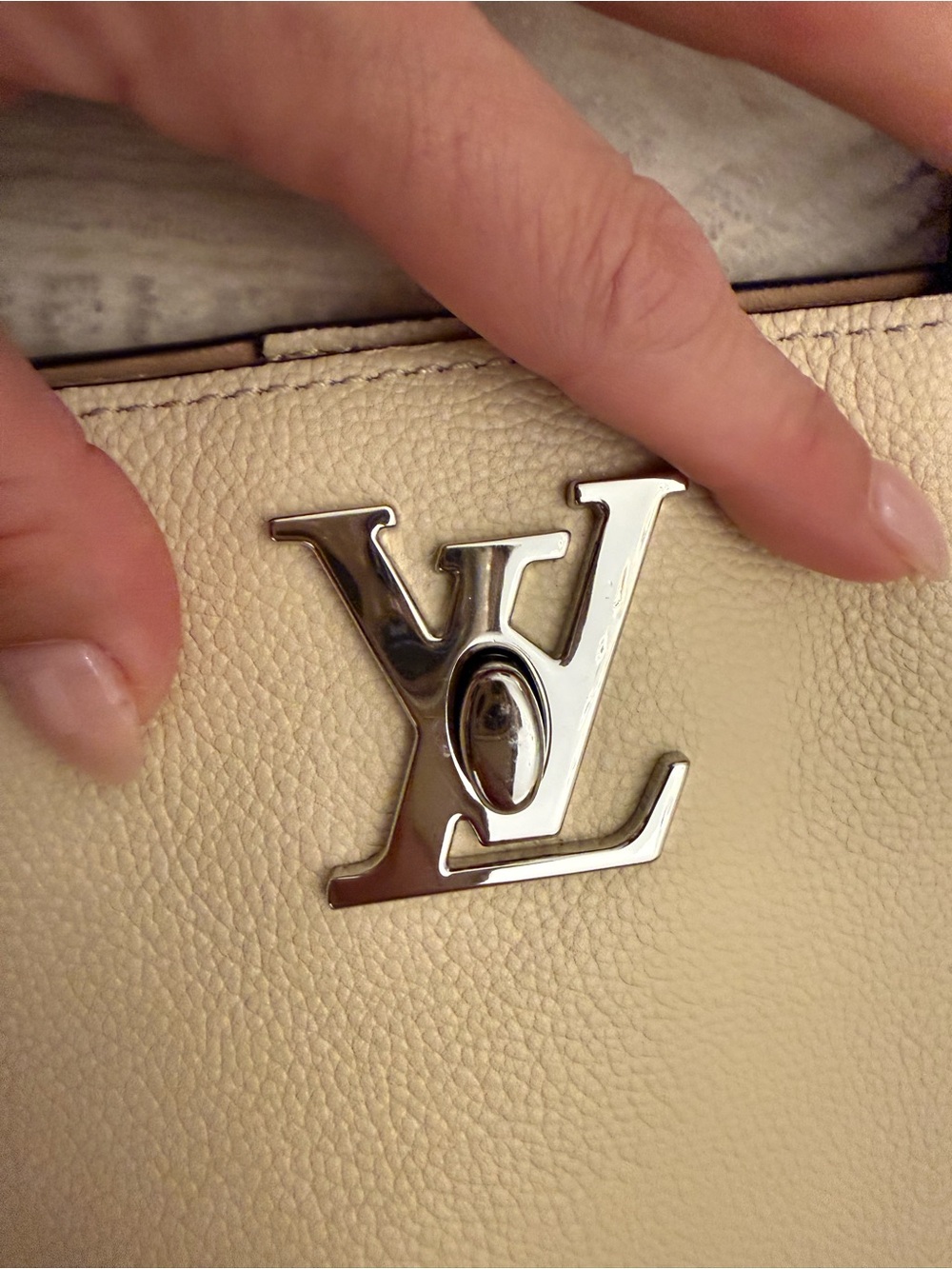 The Louis Vuitton Lockme Cabás Black and Beige crafted from soft calfskinleather - Picture 7 of 16